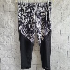 Victoria's Secret Sport Marble Mesh Knockout Capri Leggings Medium